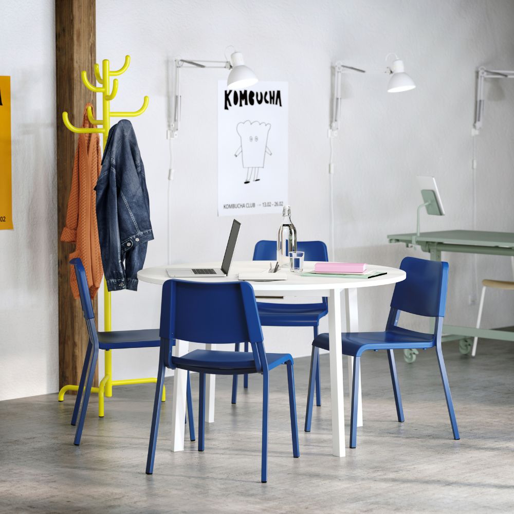 Functional meeting area with a MITTZON meeting table and blue TEODORES chairs.