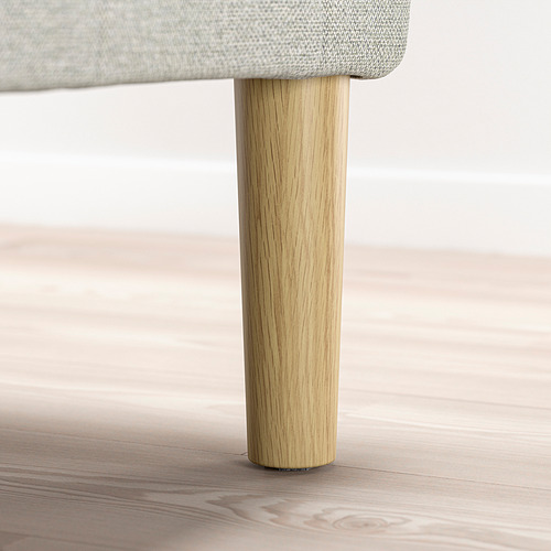 Pata de mueble de madera que sostiene el asiento acolchado.