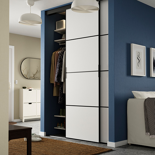 Armario moderno con puertas correderas SKYTTA, tablero de fibra y marco de aluminio, almacenamiento organizado, contraste de pared azul.