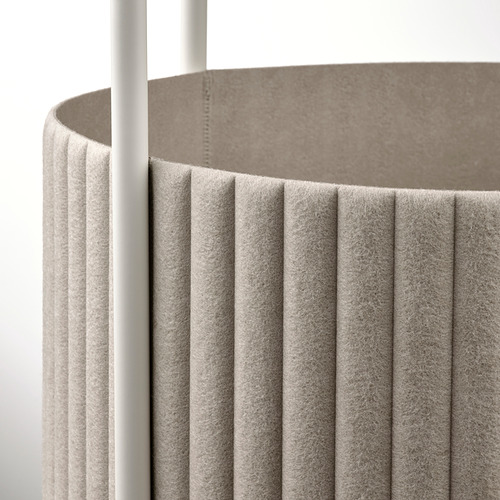 Lámpara moderna con pantalla de tela gris elegante y texturizada, diseño minimalista.