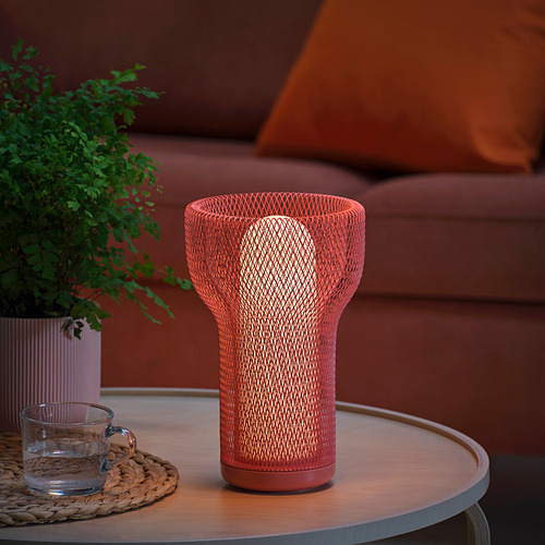 Lámpara moderna con malla entretejida, luz cálida y suave, uso interior/exterior.