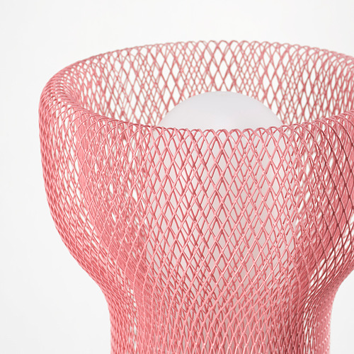 Primer plano de una moderna lámpara de malla rosa. Diseño elegante, patrones intrincados, emisión de luz suave.