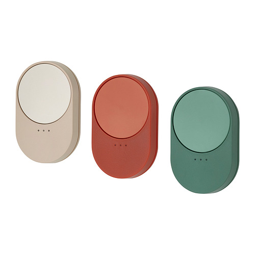 Tres mandos a distancia de forma ovalada: beige, rojo óxido y verde turquesa, fabricados en plástico para el control de dispositivos domésticos inteligentes.