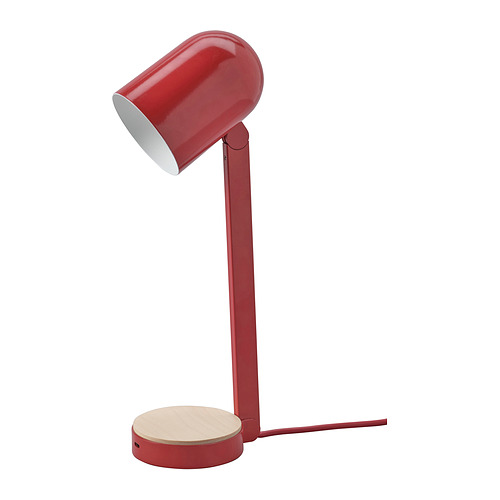 Esta imagen muestra una lámpara de escritorio ENSMÄRKE roja con una base de madera y un diseño elegante. Es una luz de trabajo moderna con un puerto de carga USB-C.