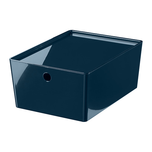 Caja de almacenamiento rectangular azul oscuro KUGGIS con acabado brillante, hecha de plástico pet reciclado al 50%, diseñada para organizar y apilar.