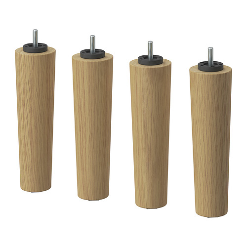 Cuatro patas de madera con inserciones y tornillos negros, en acabado natural.
