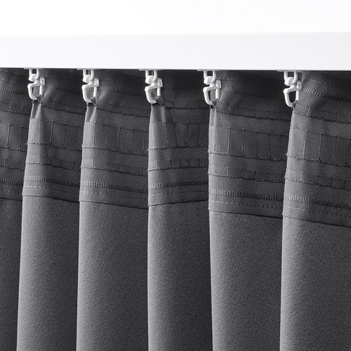 Cuatro cortinas de color gris oscuro cuelgan con ganchos blancos. Con estampado de tartán, proporcionan privacidad y regulan la temperatura ambiente.