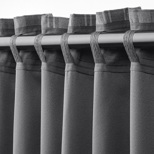 Primer plano de las cortinas de HÄGGVECKMAL que muestran un patrón de tartán gris oscuro y bolsillos de trabilla para la inserción de la barra de la cortina.