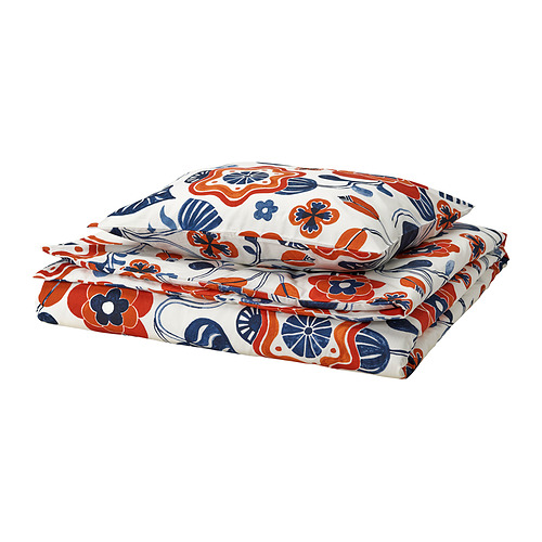 Conjunto de edredón Kanonvska, blanco con estampado floral azul y rojo, mezcla de algodón y viscosa, cuidadosamente doblado con funda de almohada, diseño vibrante pintado a mano.
