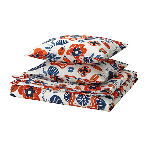 Un juego de cama KANONVISKA plegado. Sus brillantes diseños florales en rojo y azul sobre fondo blanco. El material es una mezcla suave de algodón y viscosa.
