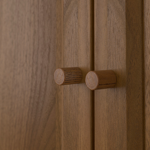 Pomos de madera en una puerta de armario lisa y bien trabajada, que muestran calidad y textura.