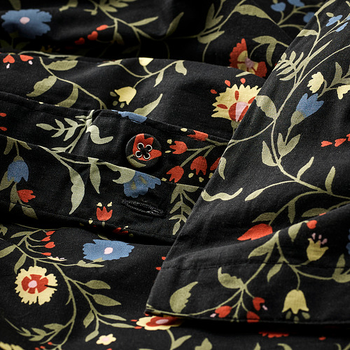 Conjunto nórdico floral. Base negra con flores rojas, azules, amarillas. Algodón orgánico, transpirable y cómodo.