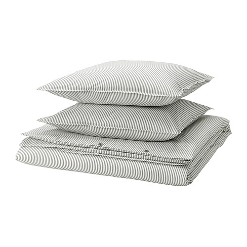 Pila de almohadas de rayas grises y funda nórdica, doblada en rayas grises y blancas, set SOLFIBBLA de ikea.