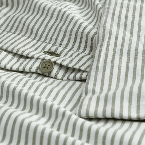 Primer plano de un botón de camisa a rayas. Muestra rayas grises y blancas con un solo detalle de botón.