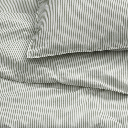 Primer plano de la ropa de cama a rayas cuidadosamente doblada, que muestra un tejido de algodón de alta calidad con rayas precisas y costuras limpias.