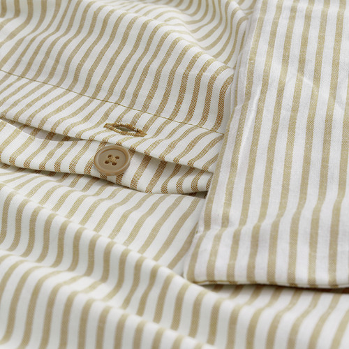 Camisa de rayas en primer plano con detalle de botón y cuello a la vista.
