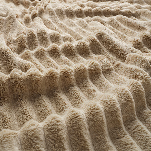Manta de felpa plegada con textura acanalada, beige suave.