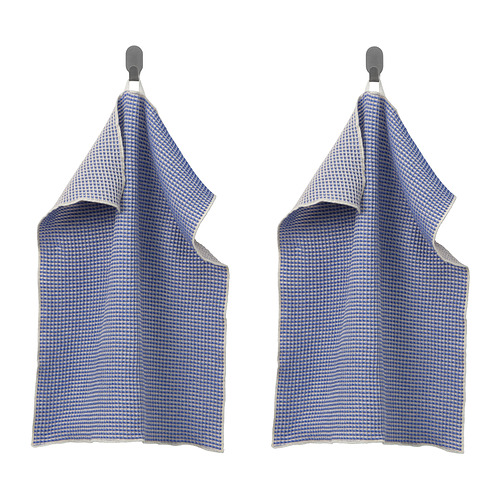 Dos toallas de cuadros azules cuelgan uniformemente de ganchos, cuidadosamente dobladas con textura de gofre, material de algodón.