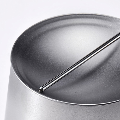 Tarro metálico moderno con tapa y asa elegantes, que refleja calidad y durabilidad.