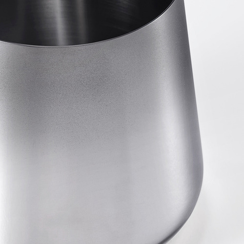 Elegante recipiente de acero inoxidable con bordes lisos y redondeados y tapa segura, que muestra un diseño moderno y elegante.