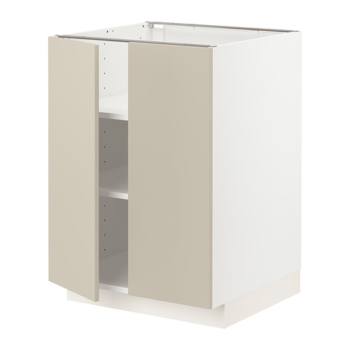 Representa un mueble de cocina METOD en color beige con base blanca. El armario abre dos puertas, revelando estantes ajustables en el interior.