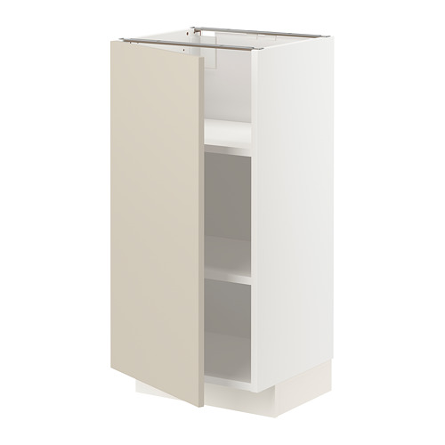 Un mueble de cocina METOD blanco con puerta beige, estantes ajustables y un diseño moderno y elegante.