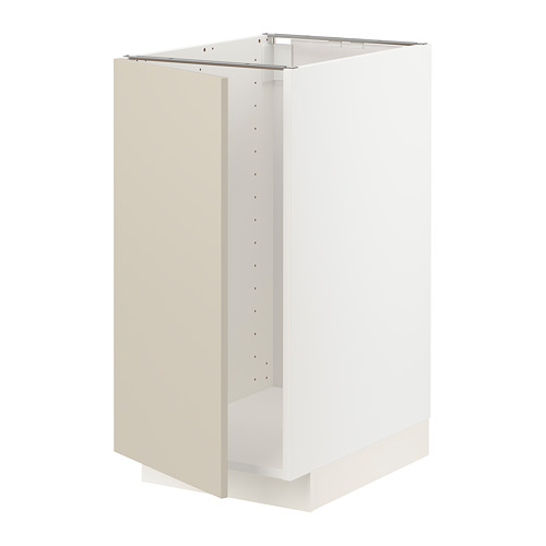 Un mueble de cocina METOD blanco y beige con superficies elegantes y lisas y un diseño moderno.