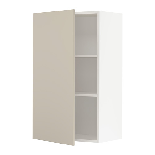 Un mueble de cocina METOD beige con interior blanco y dos estantes. La puerta del armario está cerrada y el diseño es elegante y moderno.