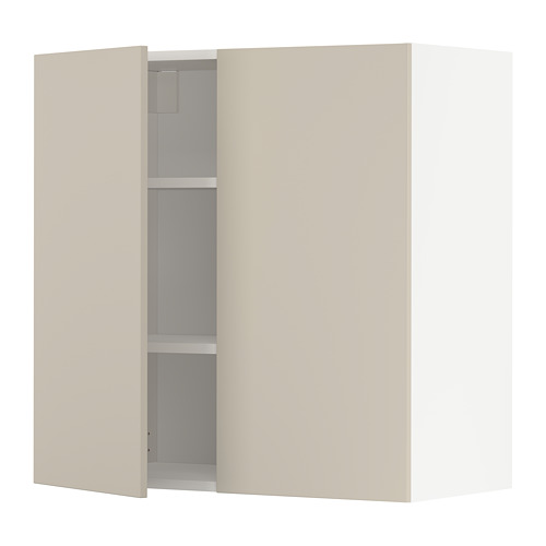 Mueble de cocina METOD beige, montado en la pared, puerta abierta que muestra estantes.