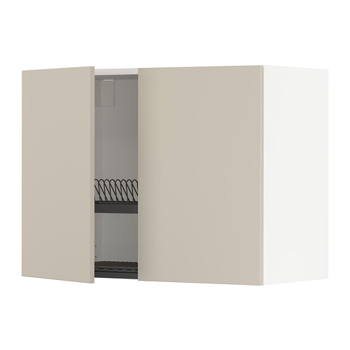 Un mueble de cocina METOD beige abierto con un escurridor de platos de alambre insertado.