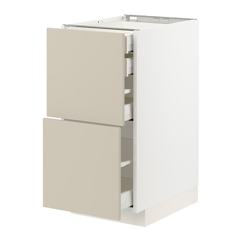 Mueble de cocina moderno con cajones beige y cuerpo blanco, de líneas elegantes y cajones de cierre automático.