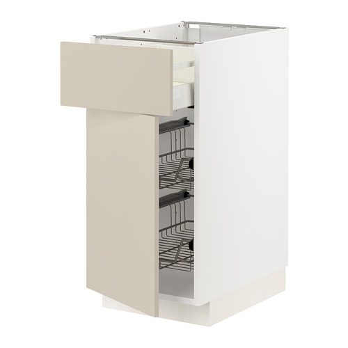 Exhibe un mueble de cocina METOD blanco con un cajón beige y rejillas de alambre. Tiene un diseño elegante y moderno.
