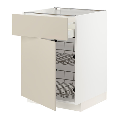Un mueble de cocina METOD beige con cestas de alambre.