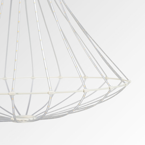 Intrincada lámpara de estructura metálica blanca, ensamblada y lista para usar, que proyecta una luz decorativa suave.