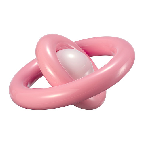 Lámpara STRÅLA en color rosa; ABS, policarbonato y polipropileno; diseño de anillos entrelazados; colocación en posición vertical o plana; Luz suave y regulable.