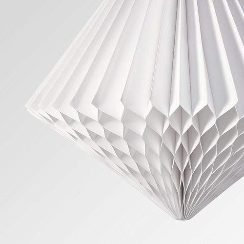 La pantalla de papel blanca, intrincadamente doblada, cuelga elegantemente, proyectando una luz suave.