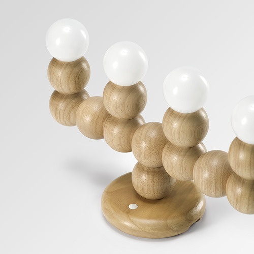 Lámpara moderna única con esferas de madera apiladas y globos blancos, que emiten una luz suave.