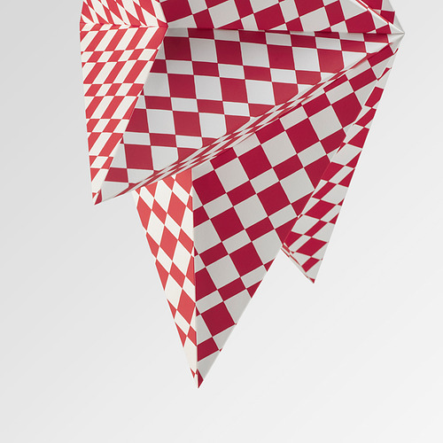 Decoración colgante inspirada en el origami con estampado de cuadros rojos y blancos.