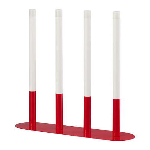 Cuatro velas led rojas y blancas que funcionan con pilas se encuentran sobre una base roja, creando un ambiente cálido y acogedor.