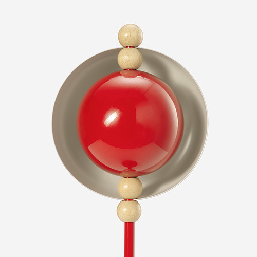 Lámpara minimalista moderna con esfera roja brillante, cuentas de madera beige claro y anillo metálico. Ajustable y elegante.
