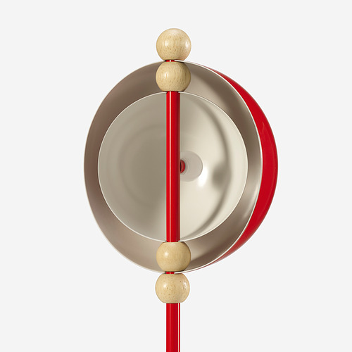Lámpara moderna con luz ajustable, tonos beige y rojos, esferas de madera y detalles metálicos.