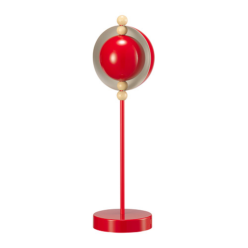 Lámpara STRÅLA, roja. Pantalla esférica con detalles de madera, se encuentra sobre una base roja, giratoria 360°.