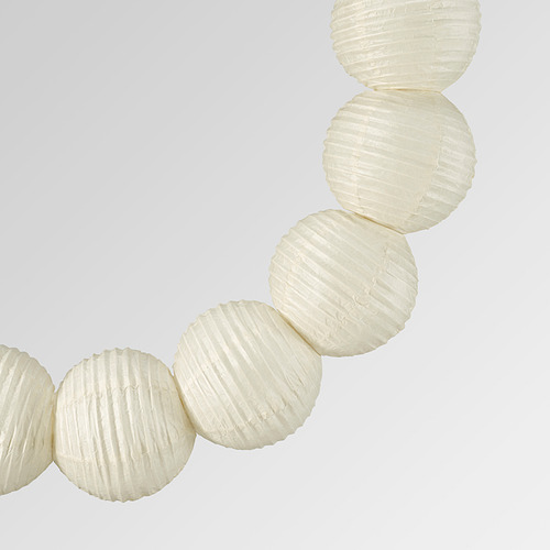 Una cadena de farolillos de papel blanco interconectados, que emiten un suave resplandor. Ideal para decorar espacios con un ambiente acogedor.