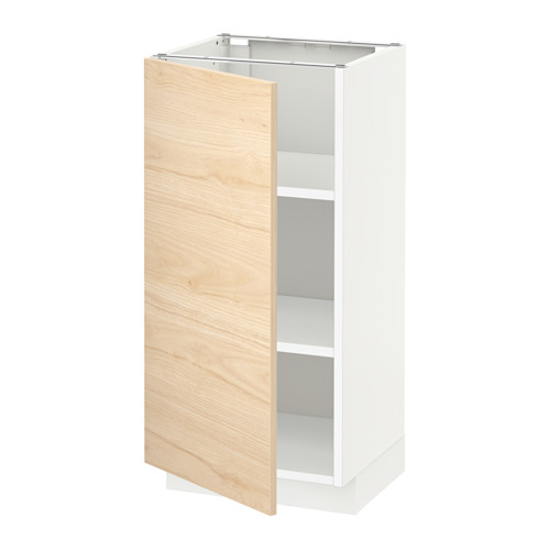 Un mueble de cocina METOD blanco con puerta de madera de fresno claro, con un diseño sencillo y moderno.