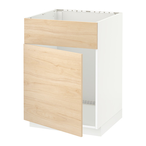 Un mueble METOD blanco con puertas de madera de fresno claro, diseñado para el almacenamiento en la cocina.