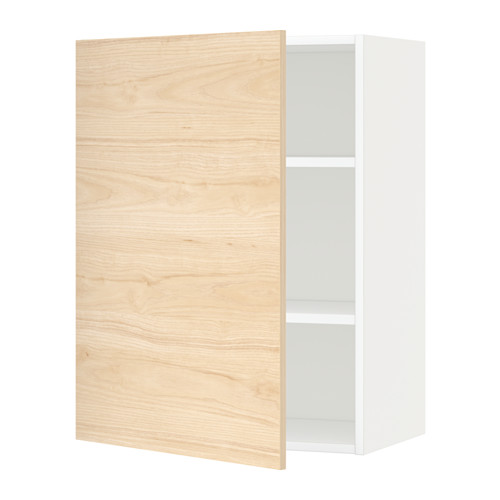 Un mueble de pared de cocina METOD blanco de ikea con puerta de madera clara de fresno, con un diseño minimalista y estante ajustable en el interior.