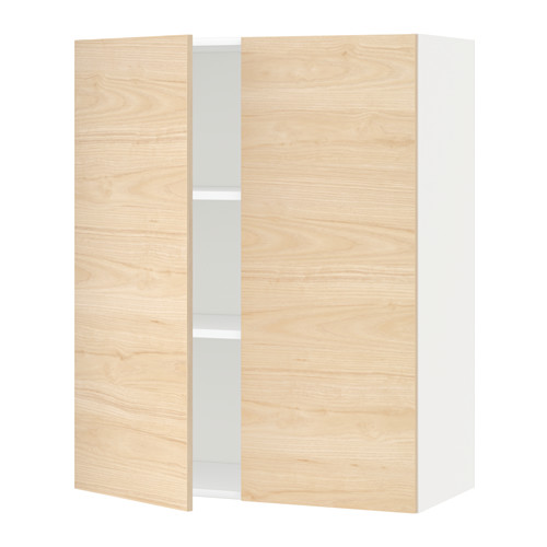 Mueble de cocina de madera con puertas claras de fresno y estante ajustable.