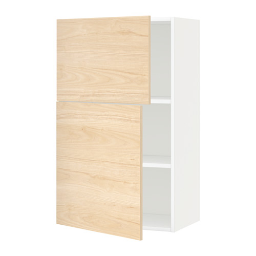 Armarios de fresno claro METOD: mueble de pared de 2 puertas en patrón de fresno claro con 2 estantes ajustables, diseño moderno y minimalista.