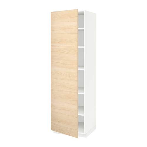 Un mueble de cocina alto METOD blanco con puertas de madera de fresno claro, que se abren para revelar estantes ajustables.