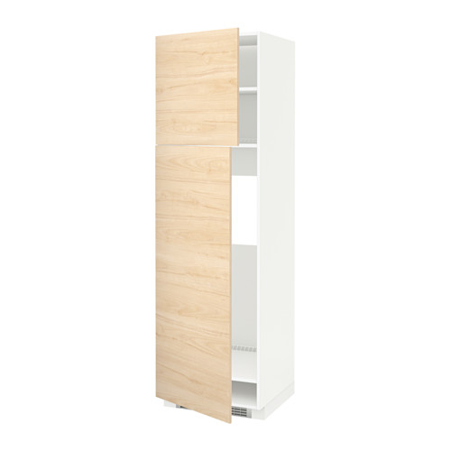 Mueble de cocina alto blanco con puertas de madera.